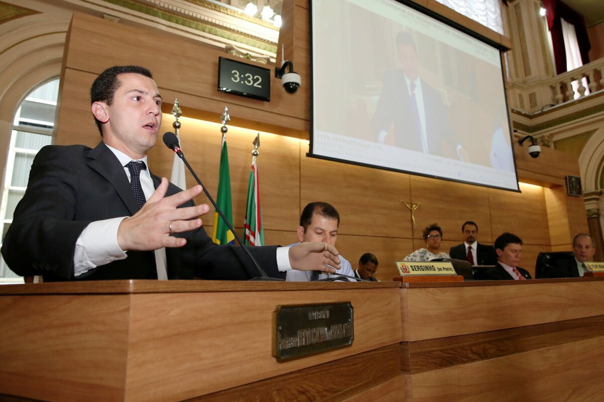 Com protesto do Pier, Câmara adia para 2017 a eleição do ouvidor