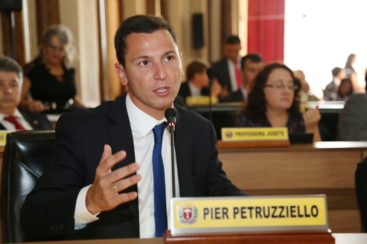 Pier reapresenta projeto que limita criação de dias comemorativos