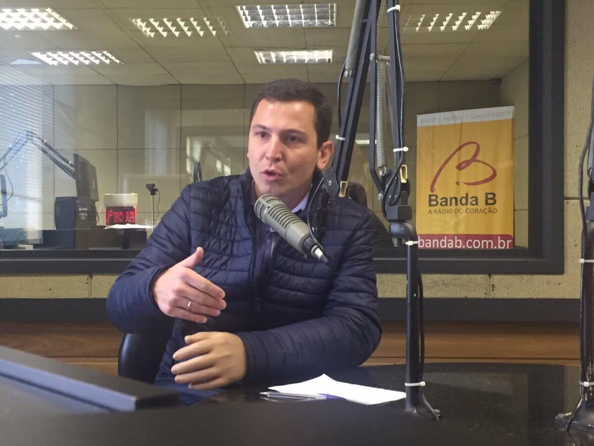 Pier participa de debate na Radio Banda B