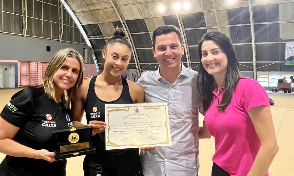 Pier entrega prêmio de Mérito Esportivo para a ginasta Bárbara Domingos