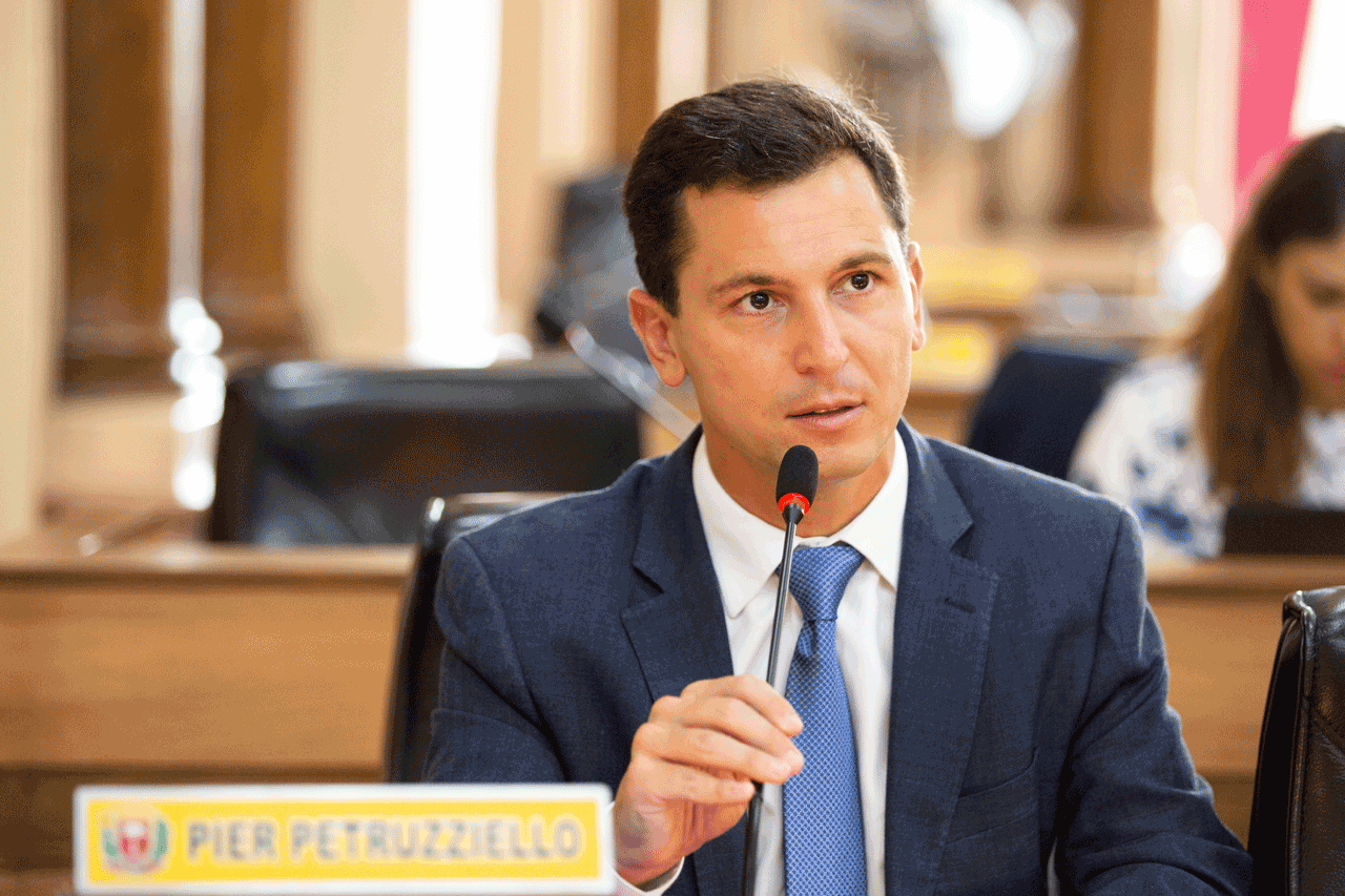 Cartão Credencial em Curitiba: Petruzziello pede retomada do benefício